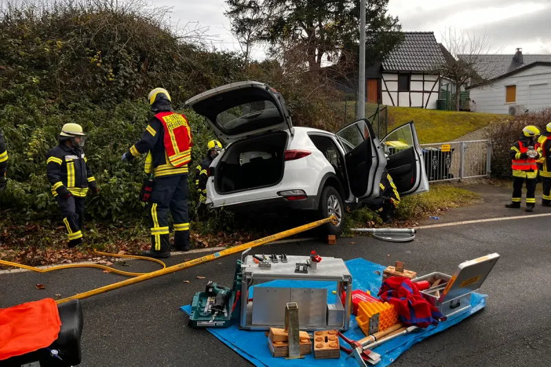 Heimbach NW – Feuerwehr rettet zwei Verletzte aus Auto nach Unfall