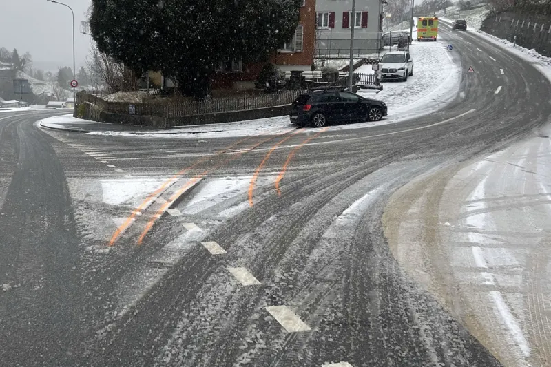 Wolfhalden AR – Auto prallt bei Schnee gegen Bordstein