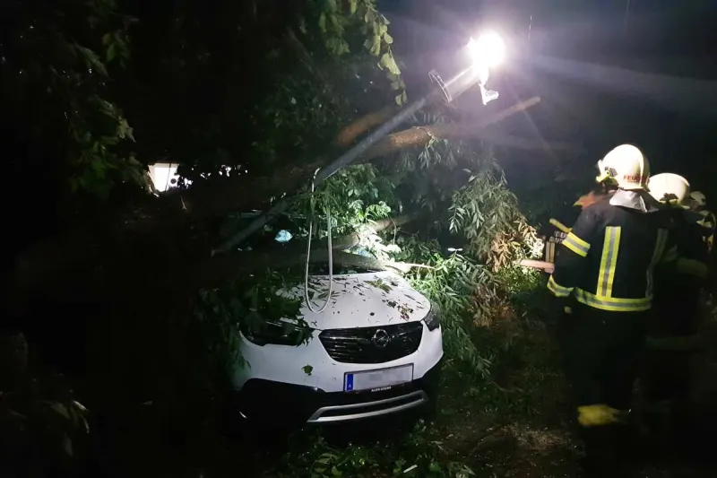  Heftiger Unwetter in Grafenwörth - Straßenlaterne und Baum stürzen auf PKW
