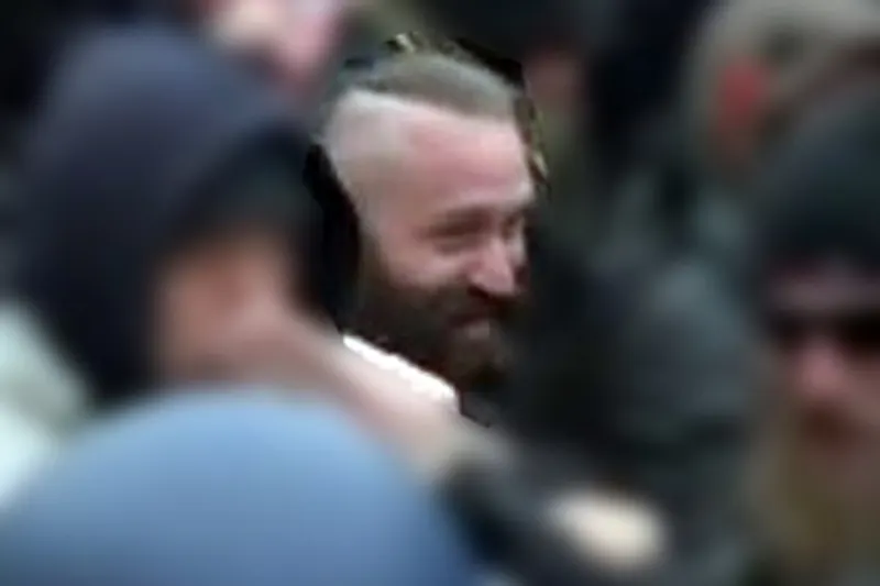 Berlin - Angriff auf Polizeibeamten - Wer kennt diesen Mann?