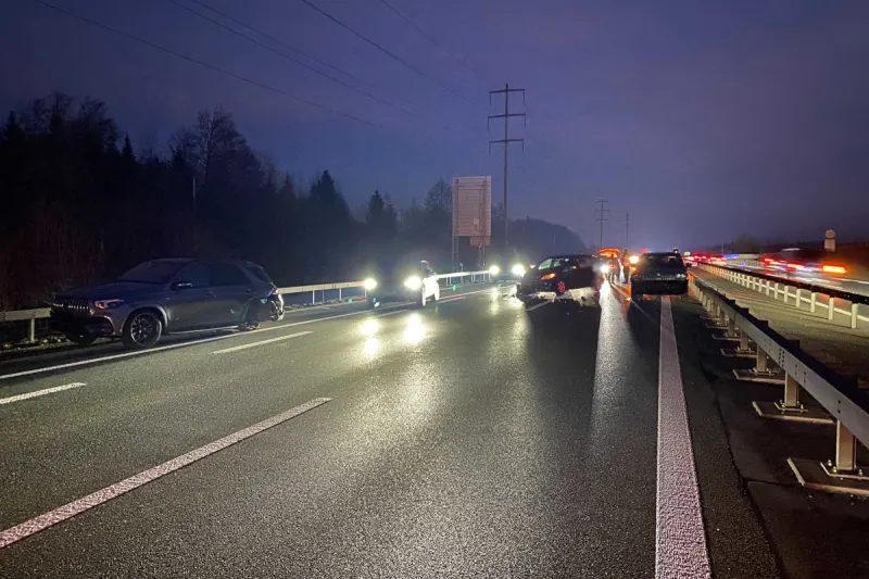 A4 Obfelden ZH – Unfallverursacher fährt nach Kollision davon