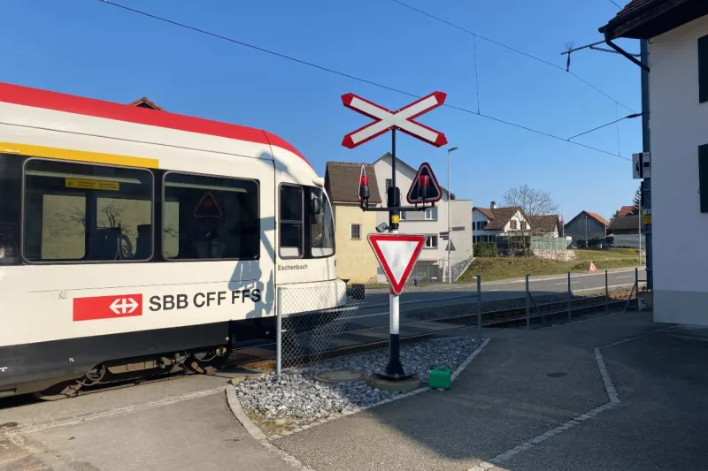 Hallwil AG - Fahrer im Skoda übersieht Bahn