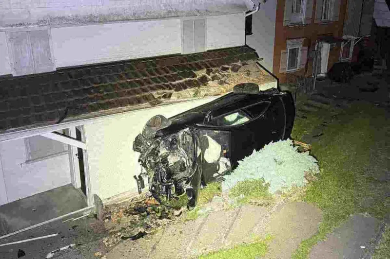 Unfall in Herisau AR – Auto fliegt in Garten und landet auf Hausdach