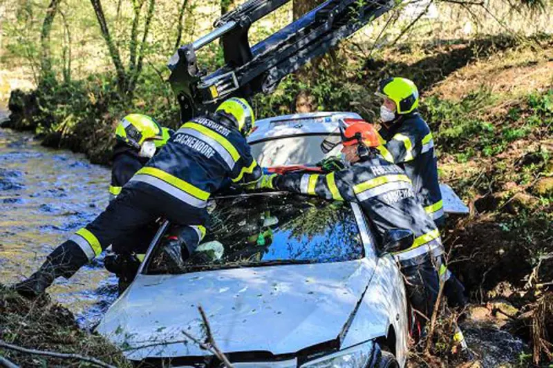 Sachendorf – BMW im Bach geparkt