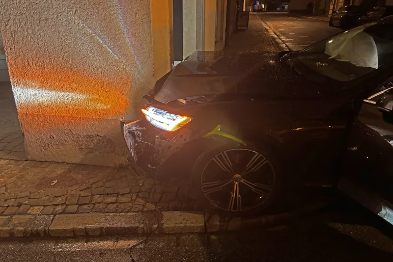 Selbstunfall in Frauenfeld TG – Autofahrerin prallt gegen Hausmauer