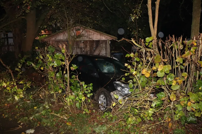 Rödinghausen – Auto landet bei Unfall in fremden Vorgarten