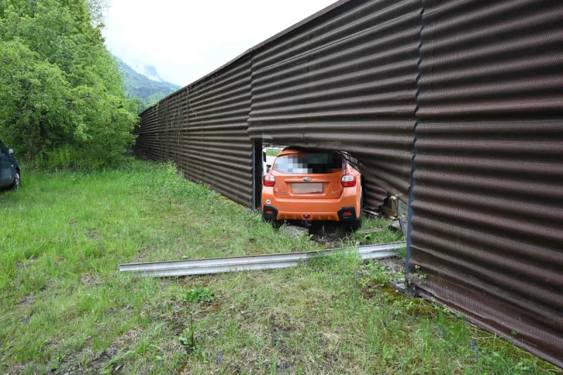 Tscherlach SG – Auto durchbricht Lärmschutzwand an der Autobahn