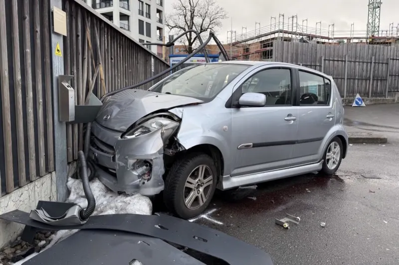 St.Gallen – Selbstunfall an einer Tankstelle