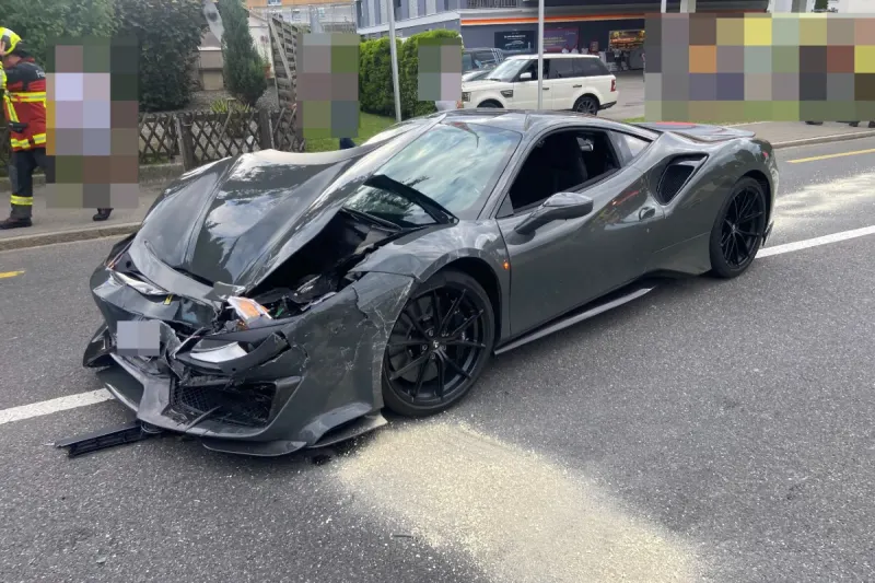 Verkehrsunfall in Menziken AG - Kollision zwischen VW Golf und Ferrari endet mit drei Personen im Spital