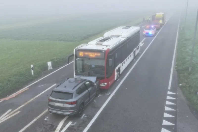 Lussy FR – Drei Verletzte bei Unfall zwischen Auto und Bus