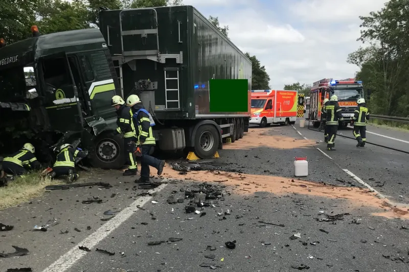 Schwerer Unfall in Dinslaken - Frontalkollision zwischen Auto und LKW