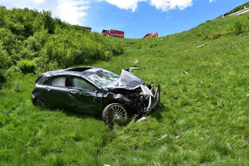 Tujetsch GR – Auto stürzt einen steilen Abhang hinunter