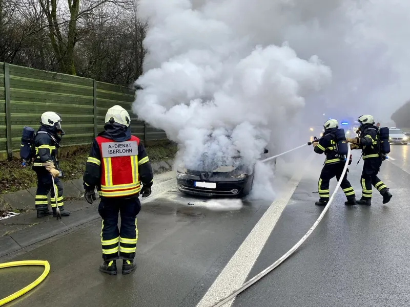 A46 Iserlohn: Pkw-Brand auf der Autobahn