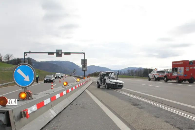 Develier JU - Die verunfallte Lenkerin musste aus dem Autowrack befreit werden!