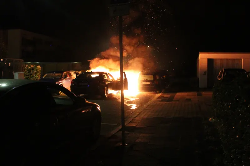 Jülich NW – Fünf Autos durch Brand beschädigt
