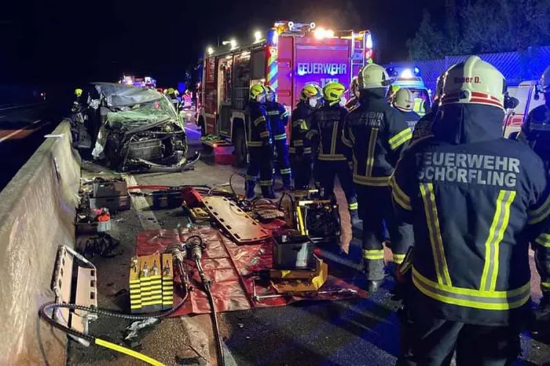 Tragödie in Seewalchen - Kleinbus kracht ungebremst in LKW - Zwei Tote und mehrere Verletzte