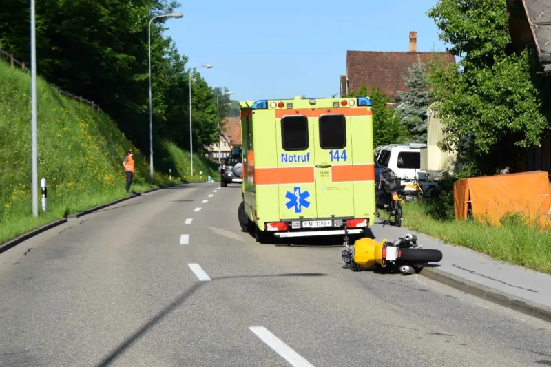 Speicherschwendi AR - Töfflenker begeht Fahrfehler und verletzt sich