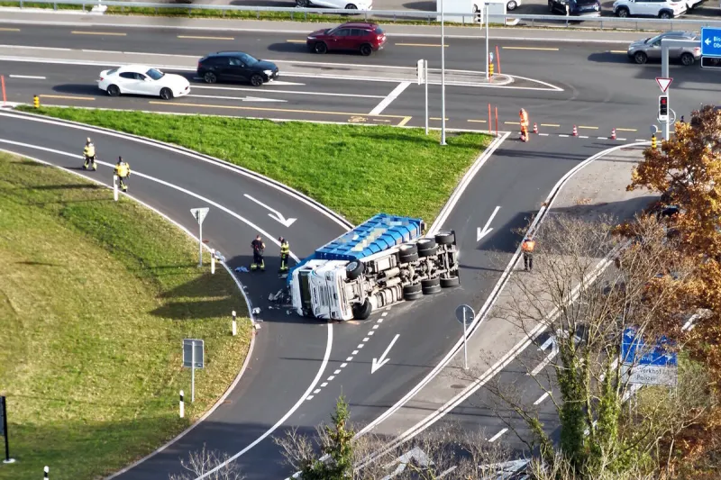 Oberbüren SG – Gekippter Lastwagen blockiert Einfahrt