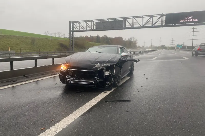 A4 Lindencham ZG – Auto prallte bei Unfall gegen Leitplanke 