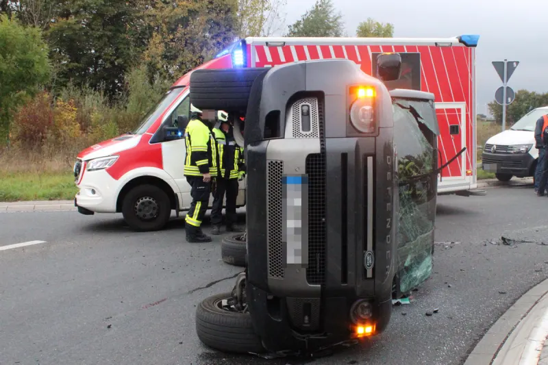 Jülich NW – Zwei Verletzte und hoher Sachschaden nach Unfall im Kreisverkehr