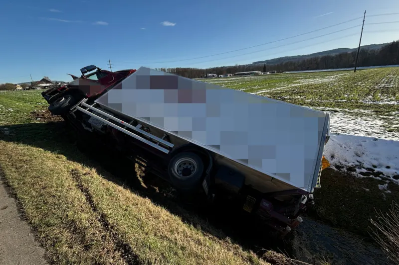 Müllheim TG – Lastwagen kommt von Strasse ab und landet in Bachbett