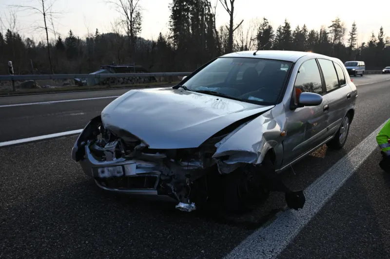 A1 Henau SG – In die Leitplanke gekracht