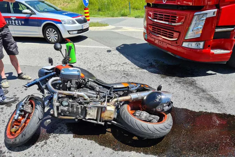 Wietersdorf - Frontalcrash zwischen Motorrad und LKW