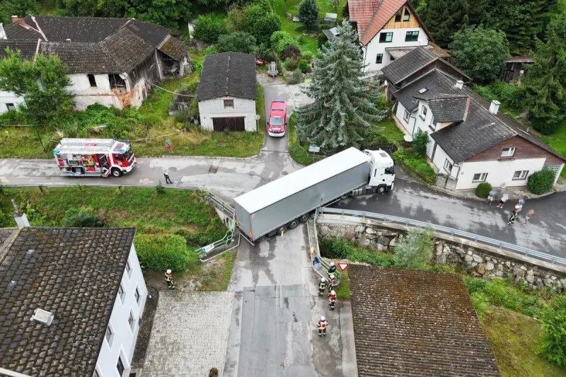Feuerwehreinsatz in Wieselburg NÖ – Lkw bleibt in Engstelle stecken 