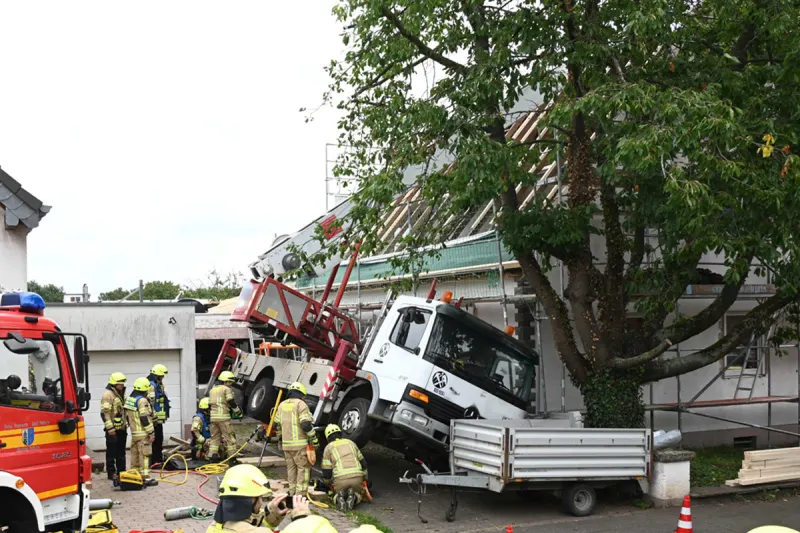 Pulheim NW – Baukran stürzt auf Haus