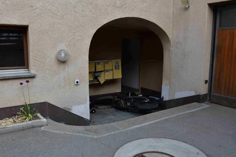 St. Moritz GR – Lernfahrerin mit Motorrad verunfallt