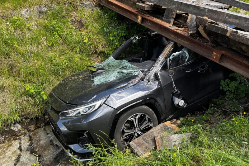 Schattenhalb BE – Auto kracht bei schwerem Unfall in Brücke