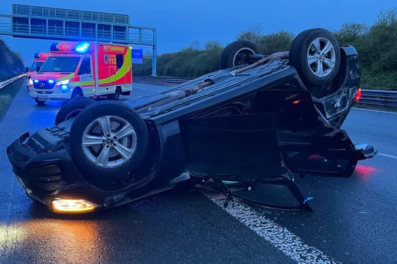 Bielefeld  – Betrunkene Autofahrerin überschlägt sich nach Unfall