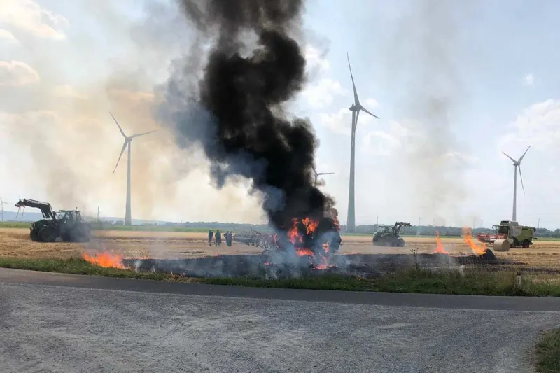 Hof - Traktor direkt am Feld ausgebrannt