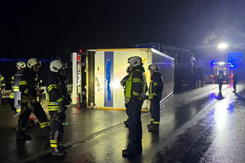 A43 Sprockhövel NW – Sperrung nach Unfall von Lkw mit Anhänger