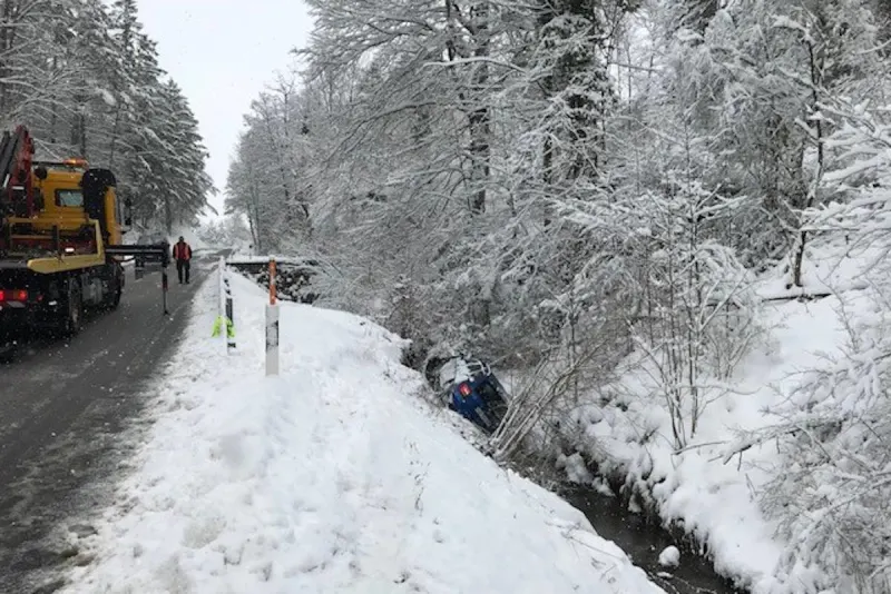 Rebeuvelier JU – Von der Strasse abgekommen und in Bach gelandet