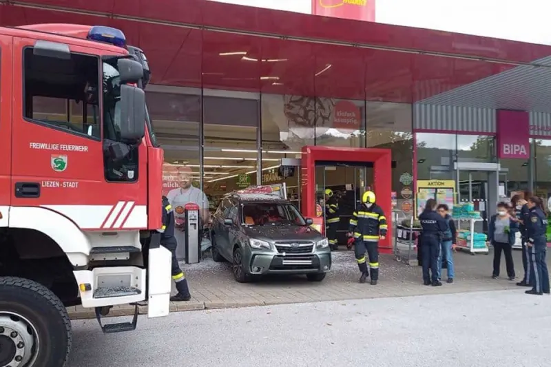 Liezen - 83-jährige Lenkerin parkiert in Einkaufsmarkt - Kundin verletzt