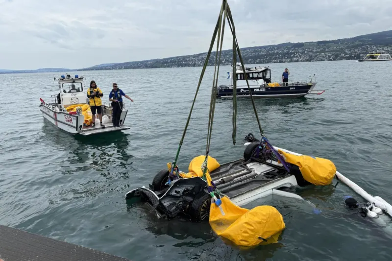Horgen ZH – Mann stürzt mit Auto von Fähre in Zürichsee