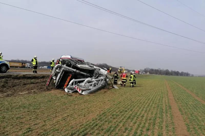 Göttlesbrunn-Arbesthal – Lastwagen von der Straße abgekommen und umgekippt