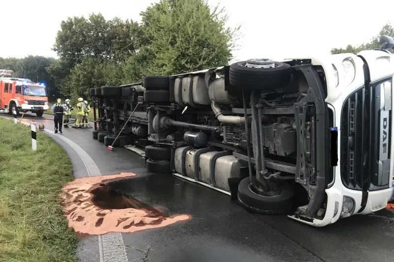Bottrop - Mit Holz beladener Lkw umgestürzt