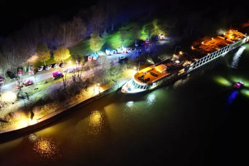 Oberösterreich - Kreuzfahrtschiff kollidiert mit Schleusenkammer - 17 Personen verletzt