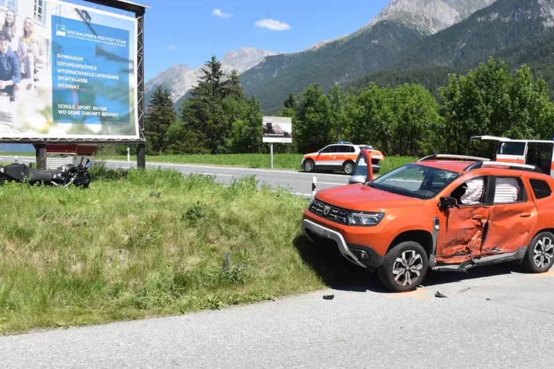 Scuol GR – Motorradlenker kollidiert mit Automobilistin