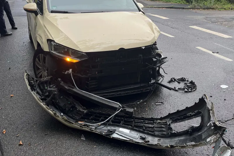 Rösrath NW – Eine Verletzte nach Unfall von Transporter mit Taxi
