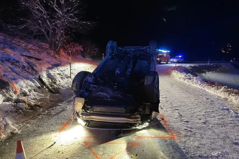 Susch GR – Auto überschlägt sich bei Unfall