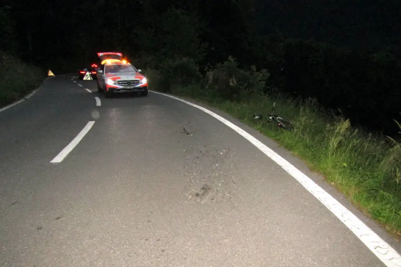 Mitlödi GL – Velofahrer erleidet Kopfverletzungen bei Unfall