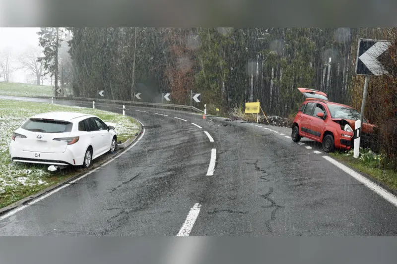 Römerswil LU – Frontalkollision zwischen zwei Autos – drei Personen verletzt