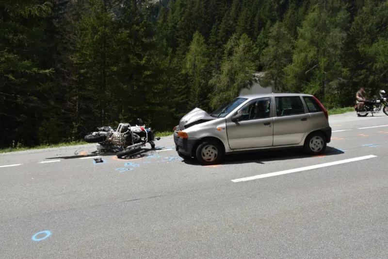 Verkehrsunfall in Sfazù GR - Töfflenker gerät auf Gegenfahrbahn!