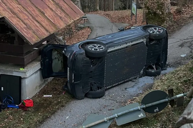 Unfall in Bad Wildbad – Mustang stürzt in Kurpark