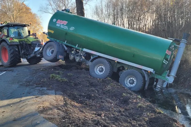 Drochtersen NI – Unfall von Traktor mit Gülleanhänger sorgt für Vollsperrung