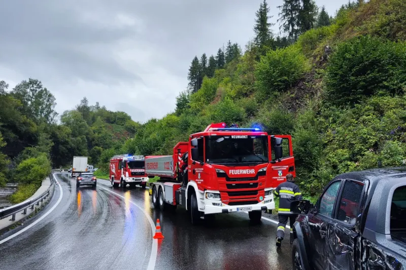 Unfall bei Neumarkt ST – Sattelzug kracht in Auto