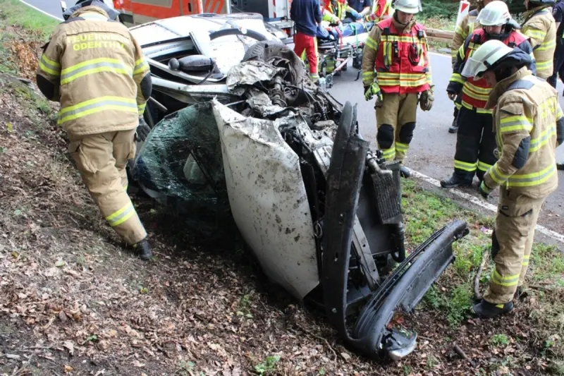 Kürten - Autofahrer (21) bei schwerem Unfall mit einem Baum kollidiert 